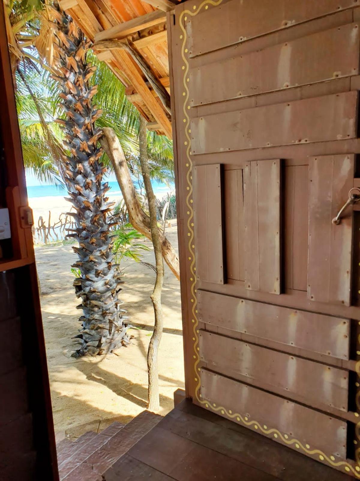 Light House Beach Hut Komari Eksteriør bilde